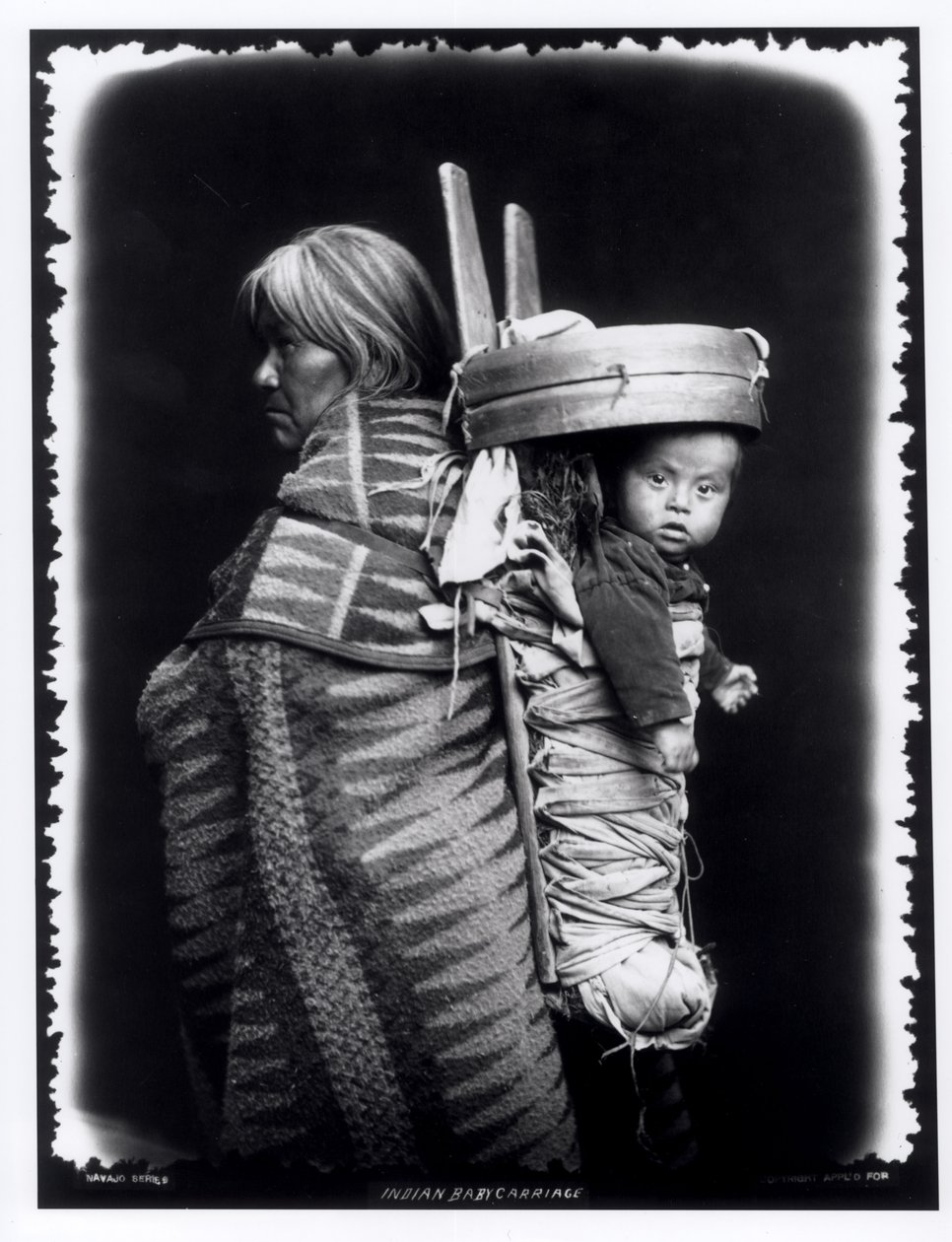 Navajo kvinde med en papoose på ryggen, ca. 1914 (bw foto) af William Carpenter