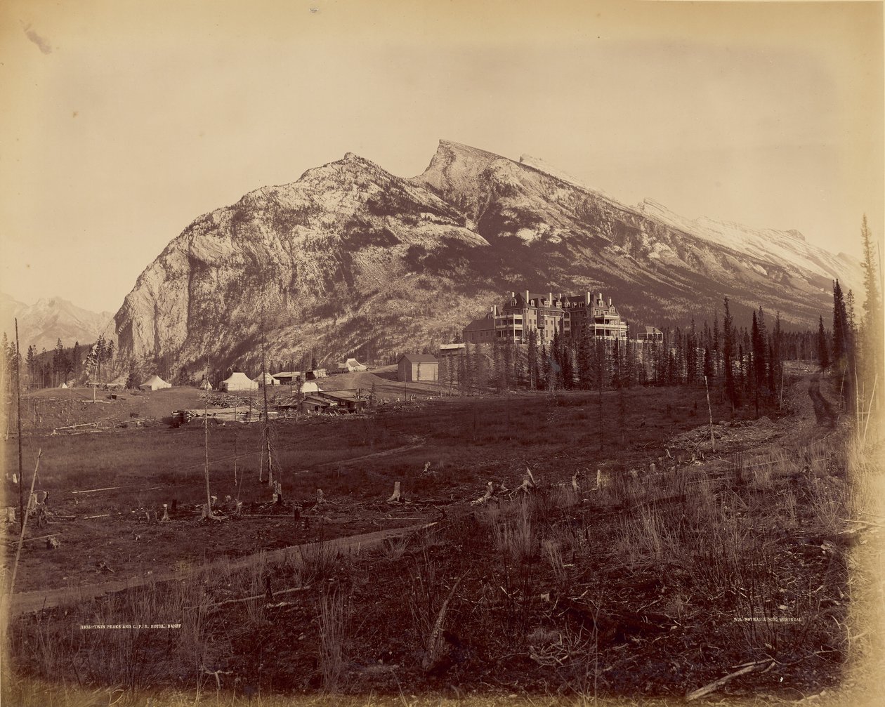 Twin Peaks og C.P.R. Hotel, Banff af William McFarlane Notman