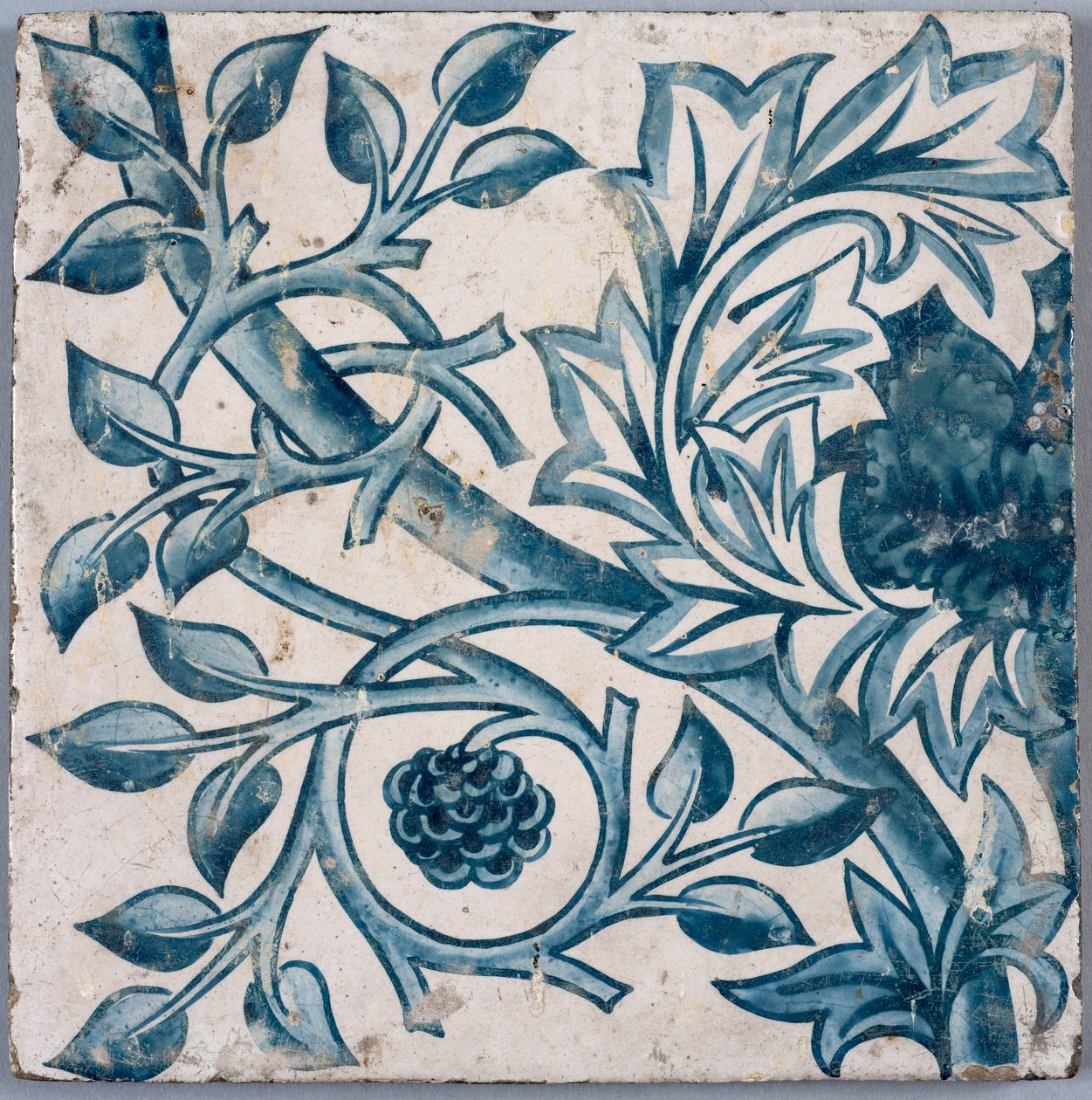 Blåt blomstermotiv. Tegl, 1870