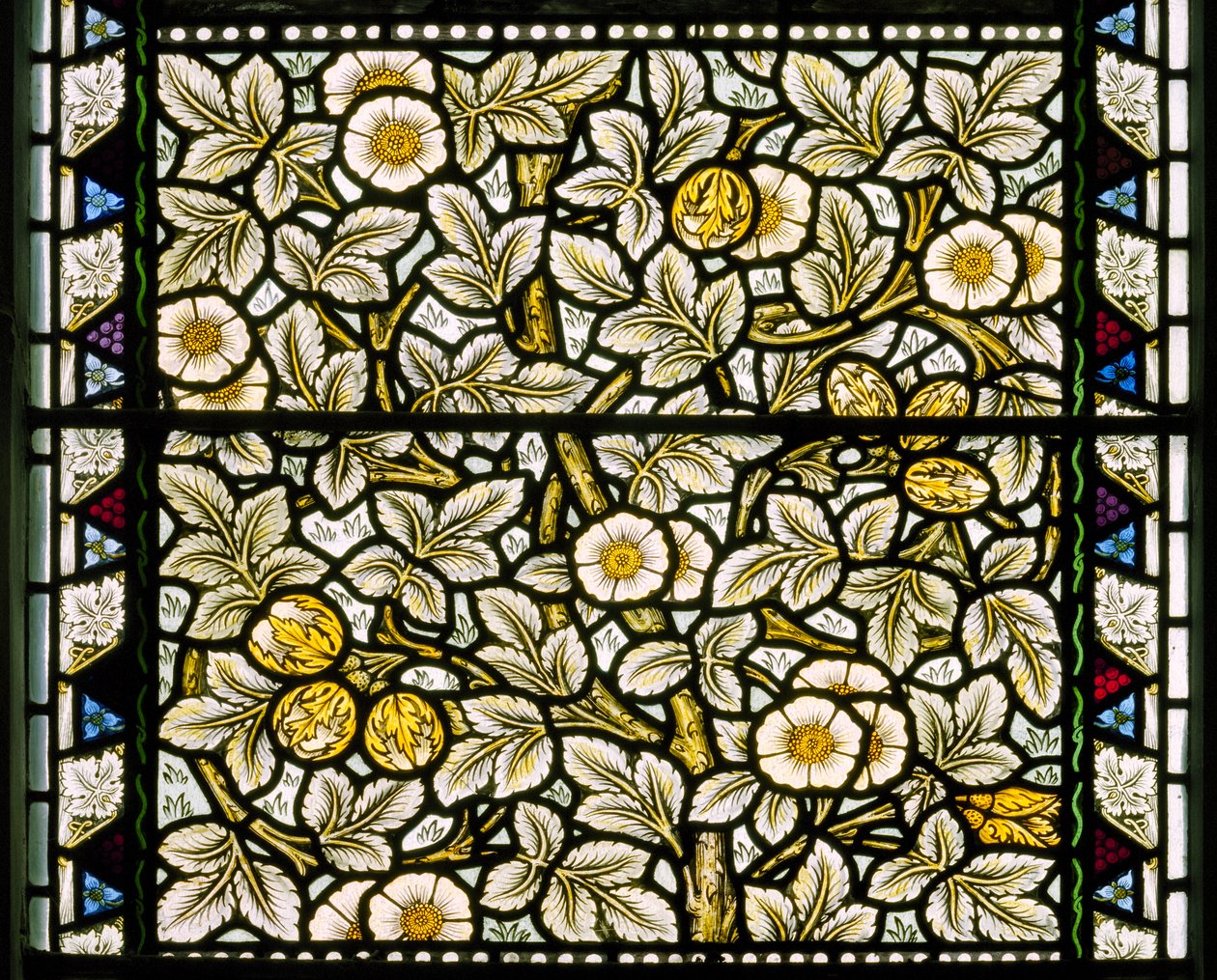 Kirkcaldy Old Kirk, Morris & Co., William Morris, vilde roser og hasselnødder, 1886 af William Morris