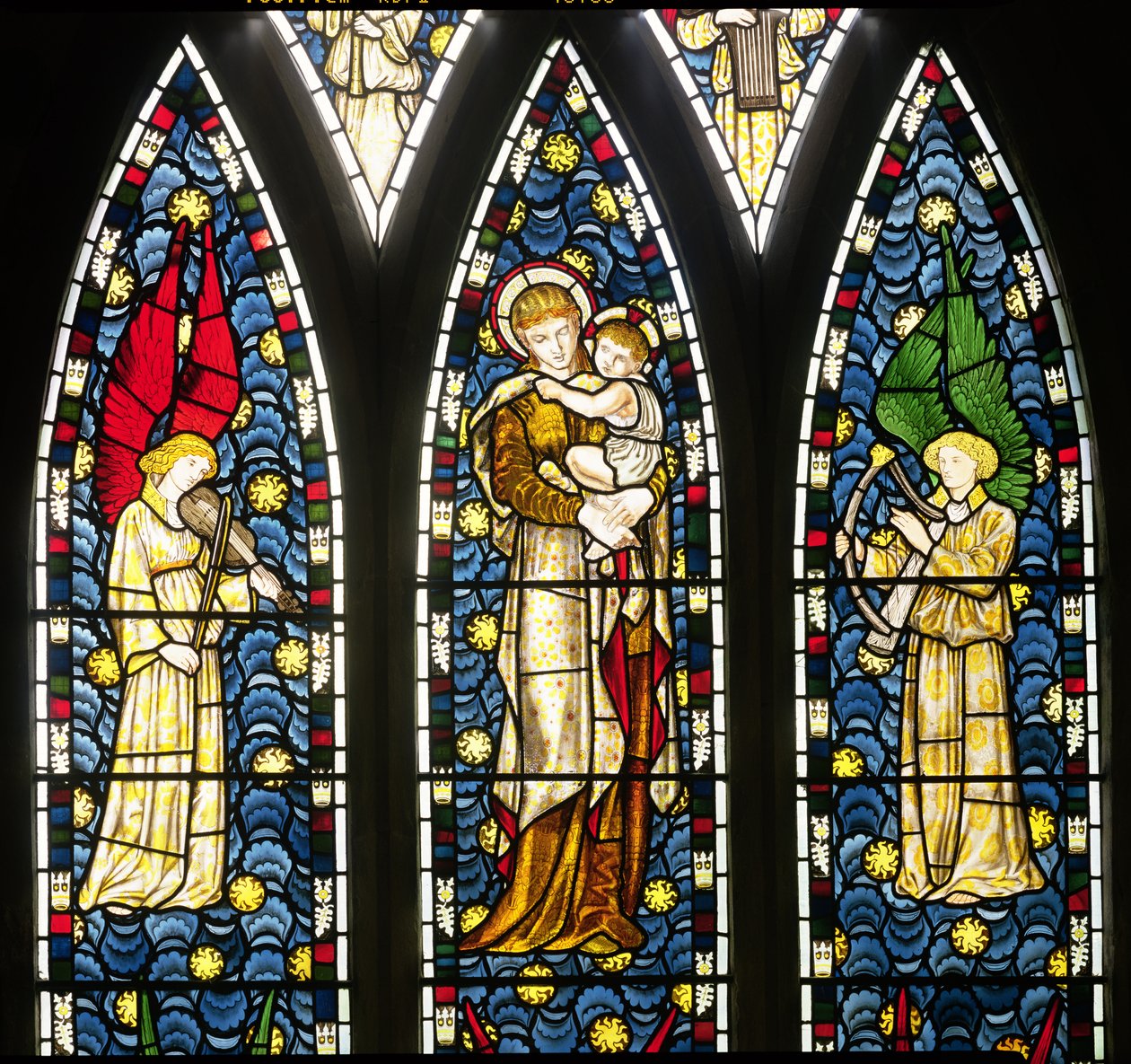 Madonna og barn med to engle, detalje af den øverste halvdel af englenes vindue, 1869 farvede glasdetalje af 120165 af William Morris