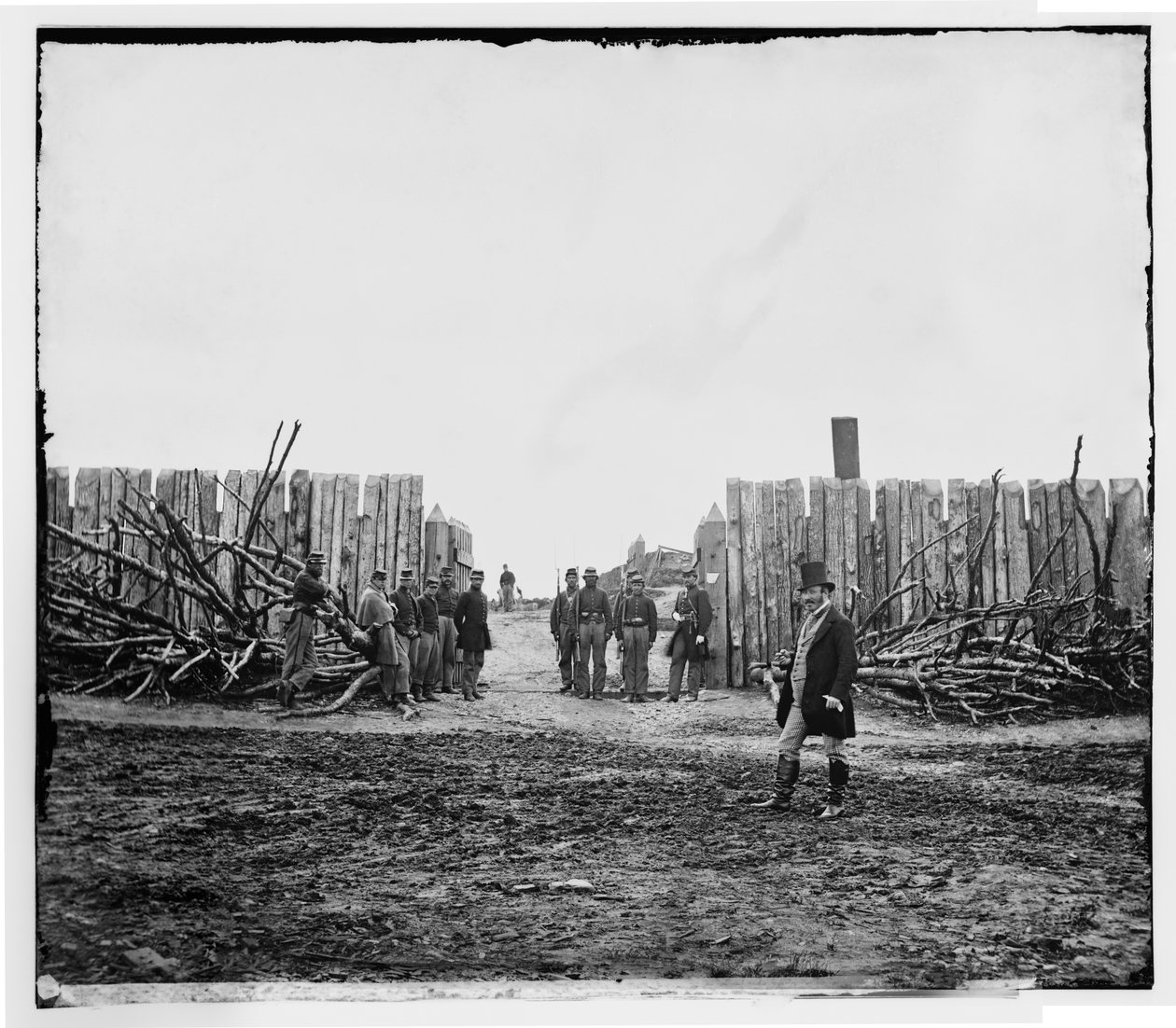 Bagerste indgang til Fort Corcoran på toppen af Arlington Heights, Virginia, vinter ca. 1862 af William Morris Smith