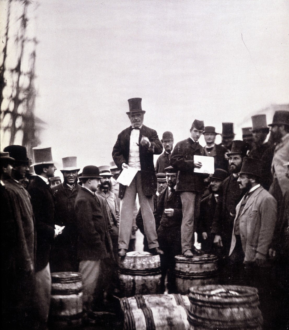 Scene for politisk diskurs på gaden: Manden står på en tønde og taler til en udelukkende mandlig skare. Fotografi af William Notman (1826-1891), Musee McCord Museum, Montreal. Slutningen af det 19. århundrede af William Notman