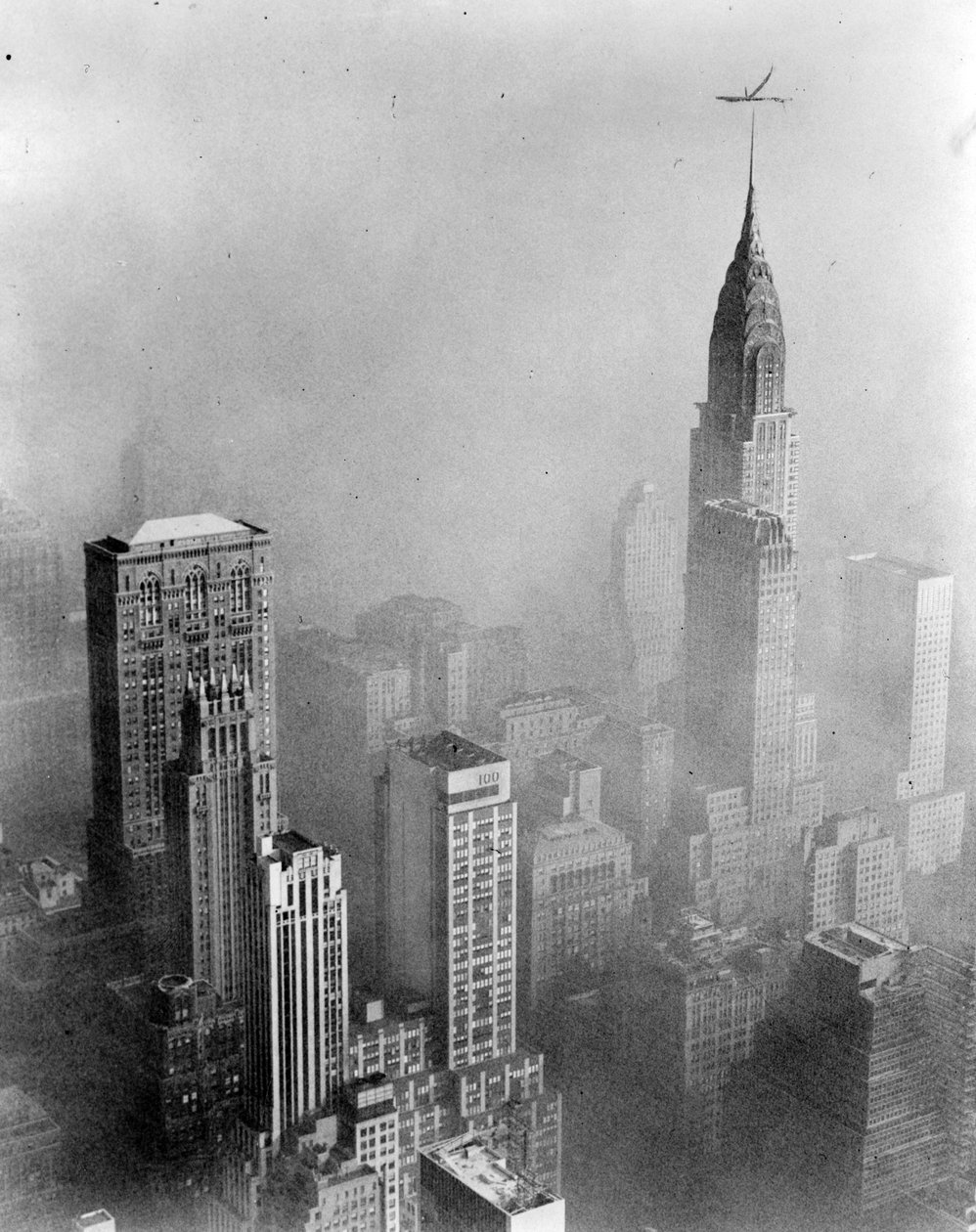 Smog skjuler udsigten til Chrysler Building fra Empire State Building, New York City af William Van Alen