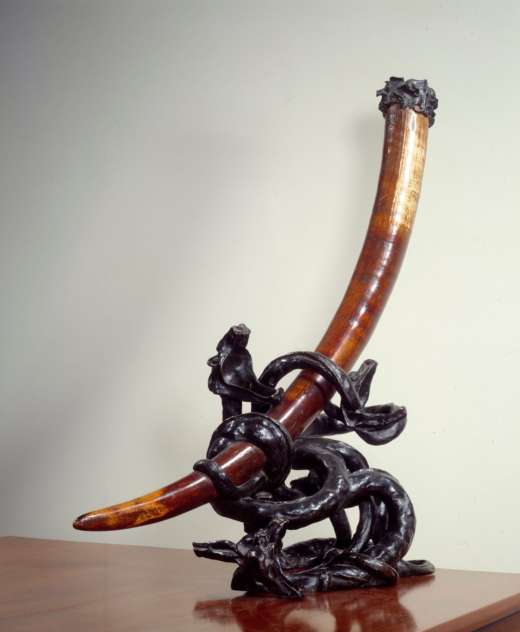 Kampen mellem godt og ondt. Elefantforsvarsmonteret elfenbensbronzepatina. Realiseret af Leopold Van Strydonck (1861 - 1937) af William van Strydonck