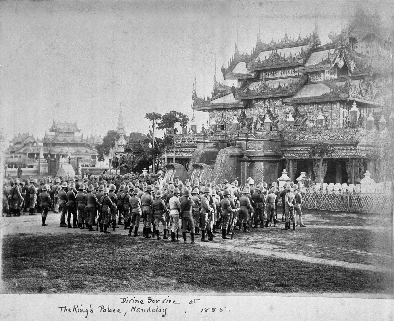 ?Gudstjeneste ved Kongens Palads, Mandalay, 1885?. af Willoughby Wallace Hooper