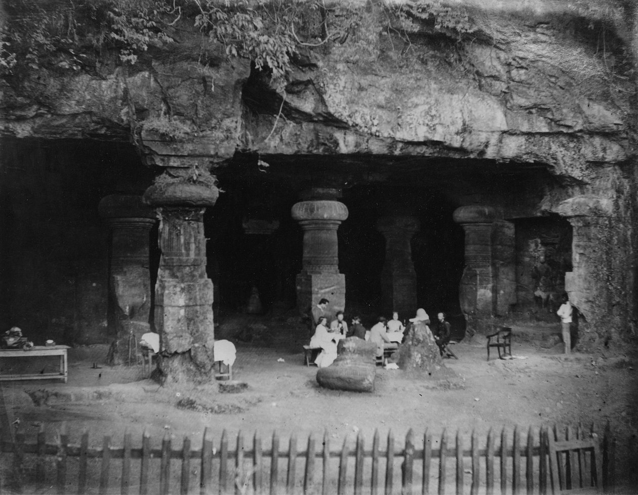 Indien: picnic ved indgangen til Elephanta Caves nær Bombay, 1870