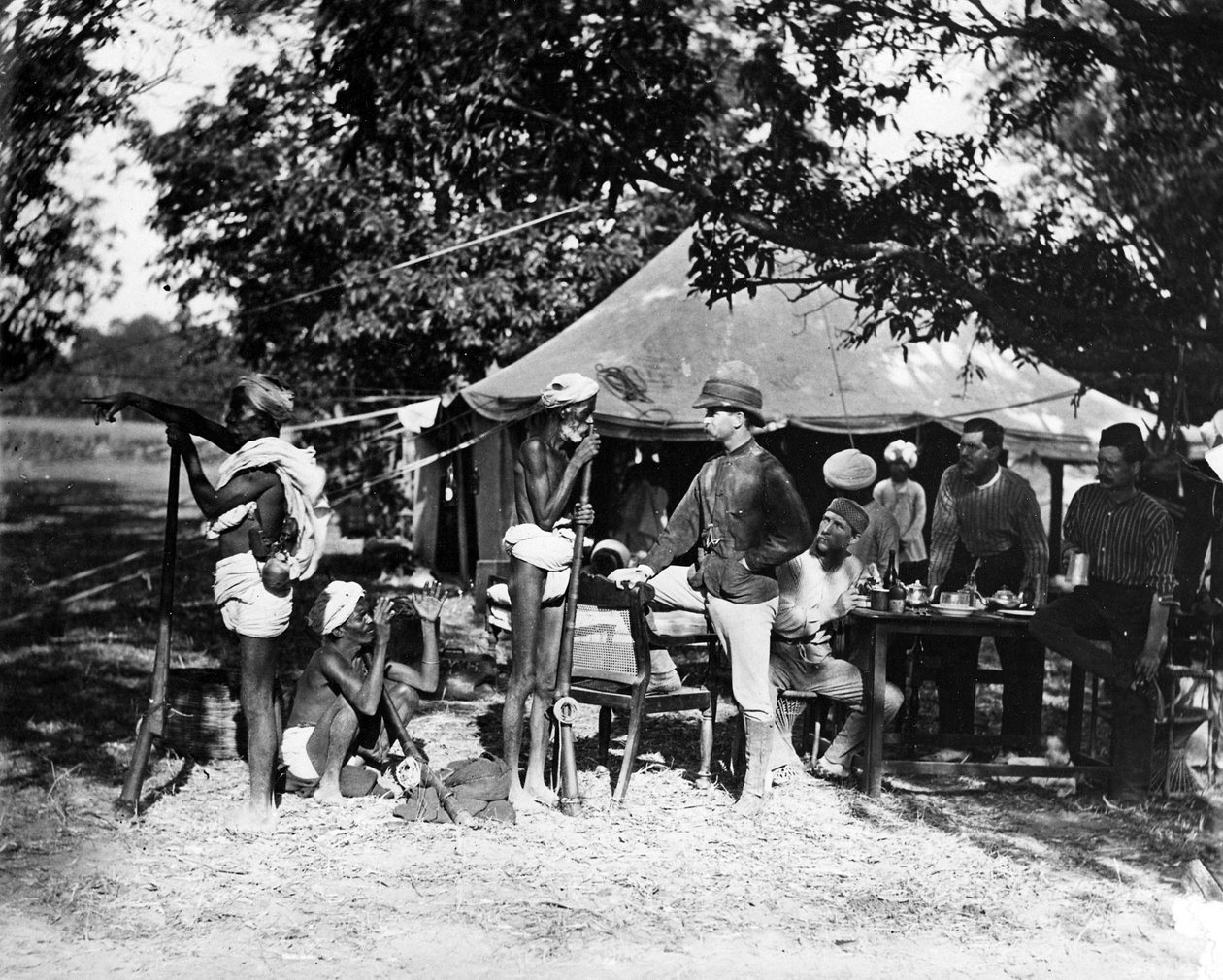 Indfødte Shikaries bringer nyheder om en tiger, ca. 1870