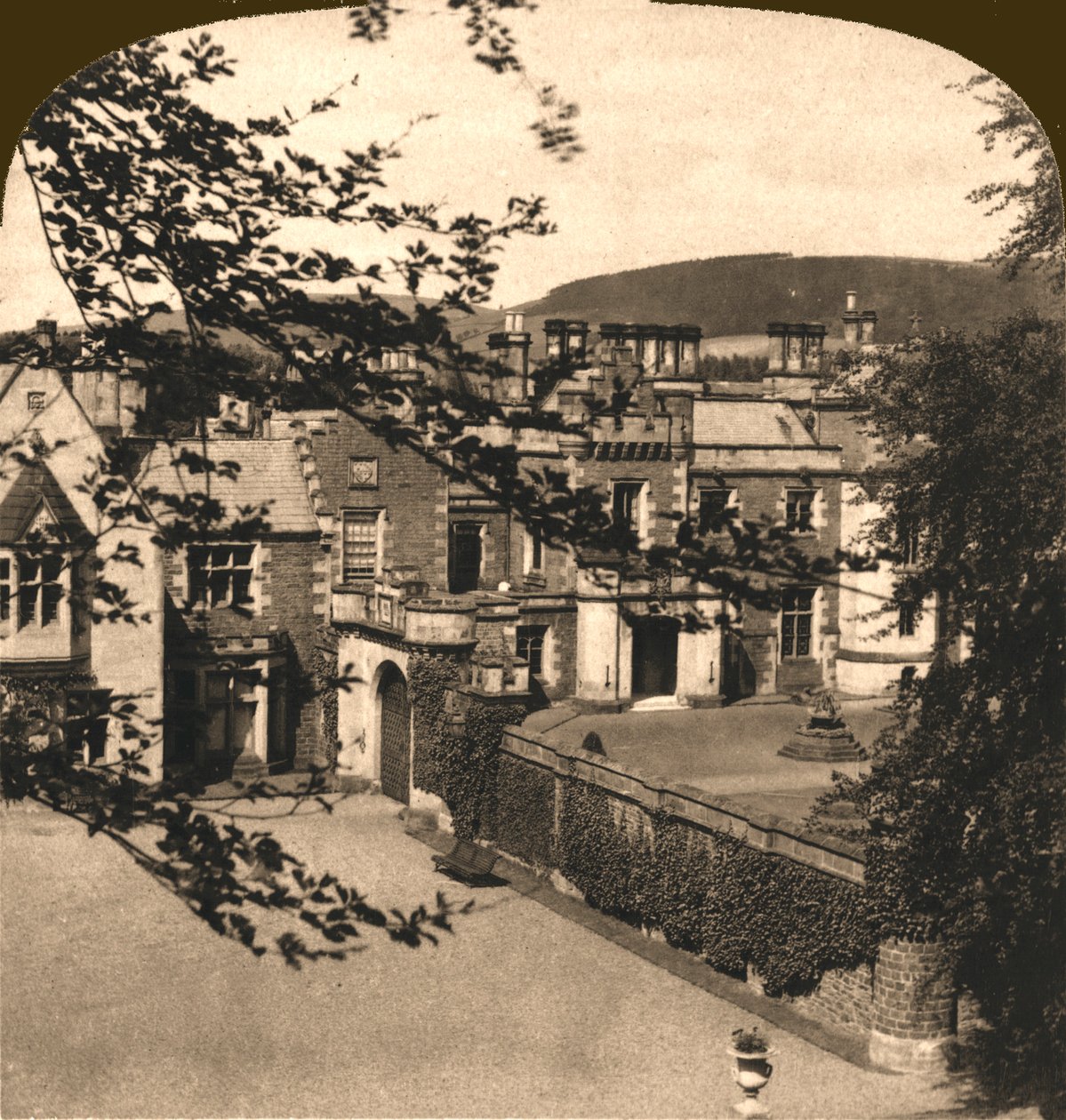 Abbotsford, Sir Walter Scotts hjem, Skotland, 1896. af Works and Sun Sculpture Studios