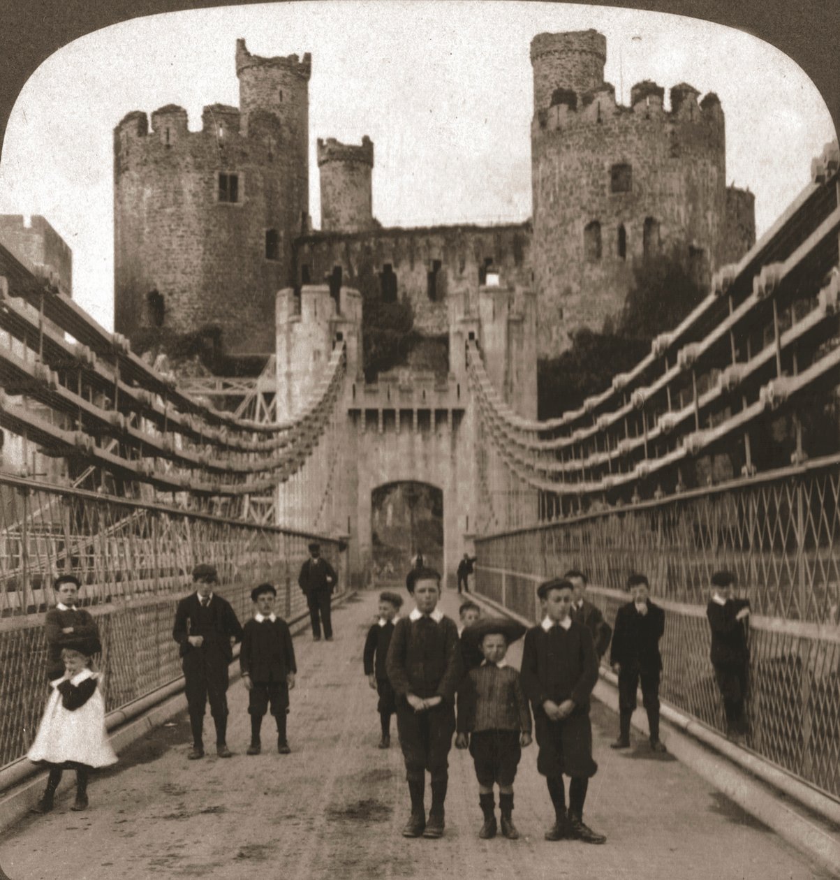 Conway, Wales, middelalderborg og bro, 1901. af Works and Sun Sculpture Studios