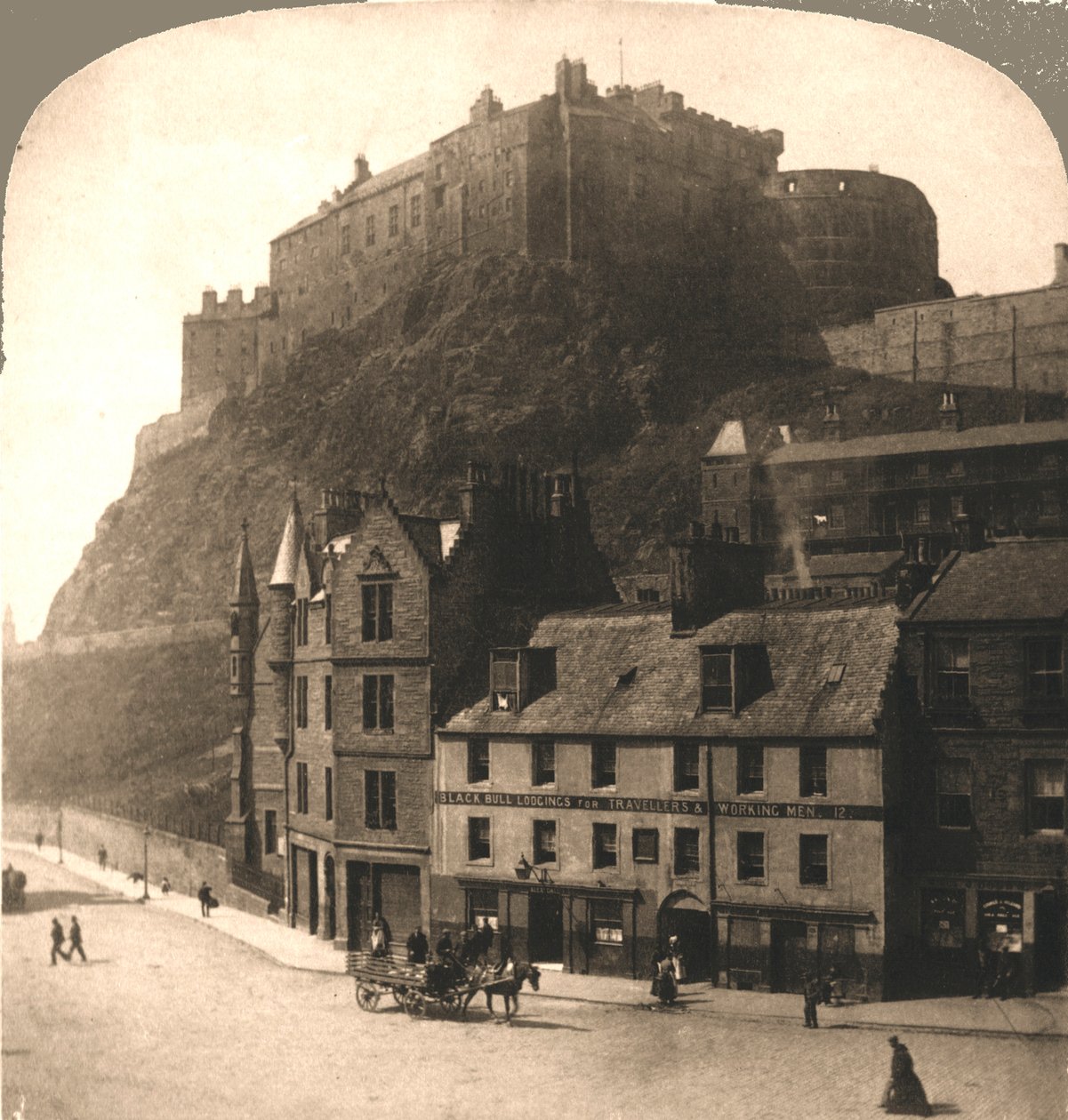 Edinburgh Castle fra Grasmarket, Skotland. af Works and Sun Sculpture Studios