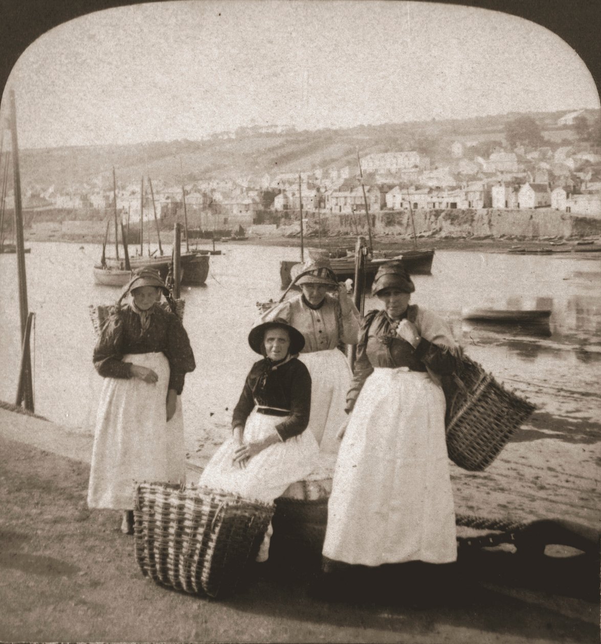 Fishwives i Newlyn, Cornwall, 1900. af Works and Sun Sculpture Studios