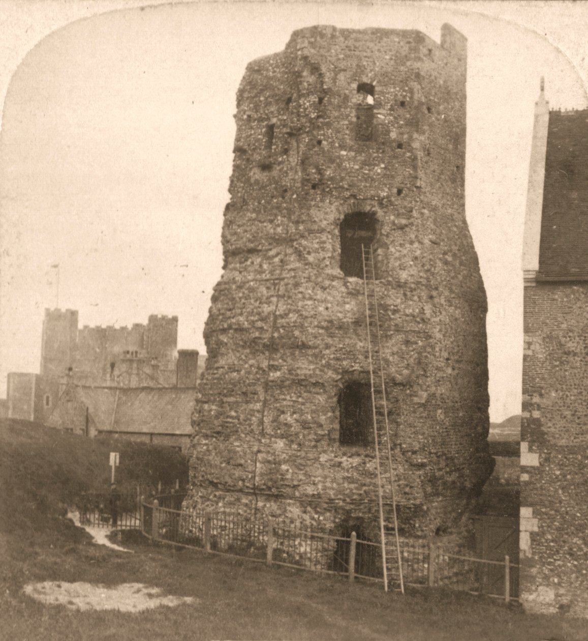 The Old Pharos of Dover, Roman Lighthouse, England, 1900. af Works and Sun Sculpture Studios