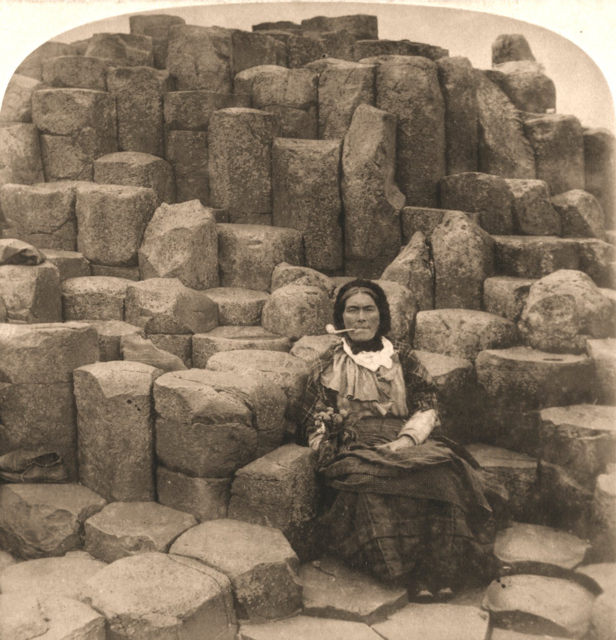 The Wishing Chair, Giants Causeway, Irland, 1897. af Works and Sun Sculpture Studios