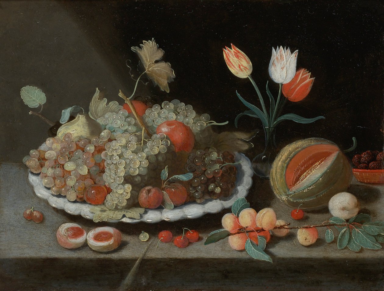 Stilleben med druer og anden frugt på et fad, en glasvase med tulipaner, en melon, abrikoser, kirsebær og andre frugter, alt sammen på en afsats af Workshop of Jan van Kessel the Elder