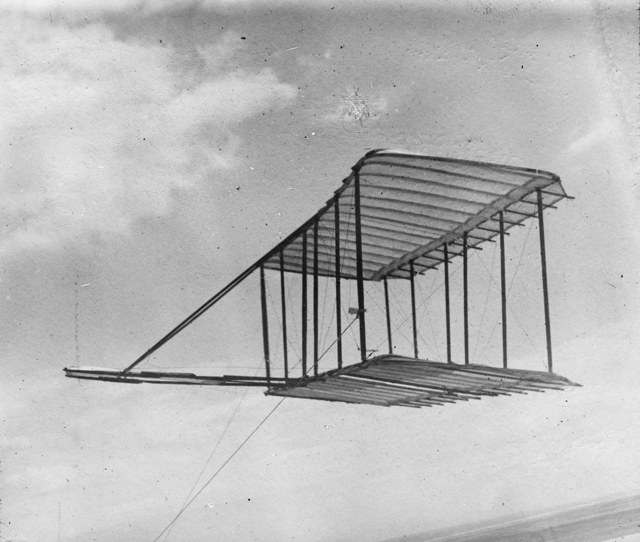 Udsigt over svævefly, der flyver som en drage, 1900 af Wright Brothers
