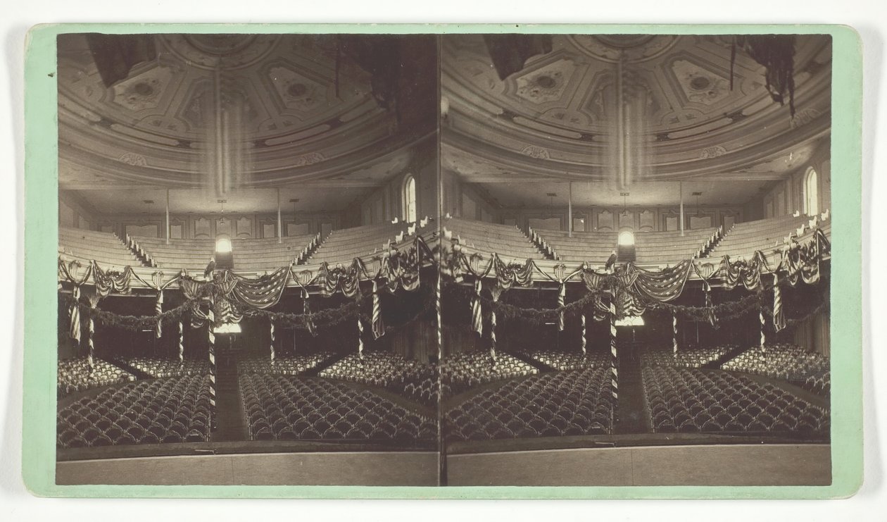 Uden titel [auditorium dekoreret med amerikanske flag], slutningen af det 19. århundrede. af Wright and Hartwell