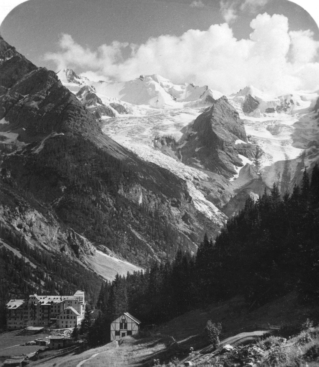 Et hotel i Trafoi, Italien, c1900. af Wurthle and Sons