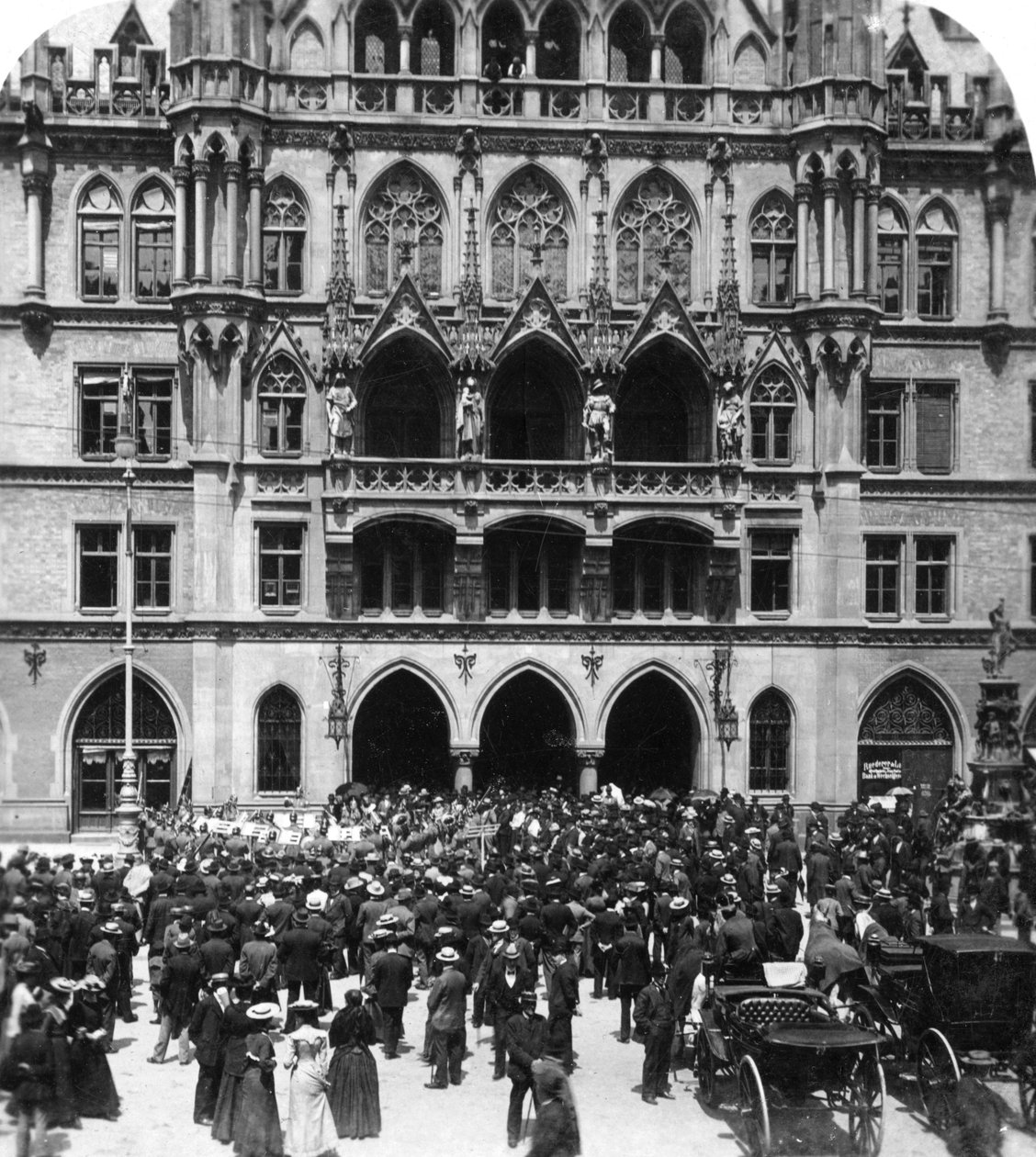 En udendørs koncert på rådhuset, München, Tyskland, omkring 1900-tallet. af Wurthle and Sons