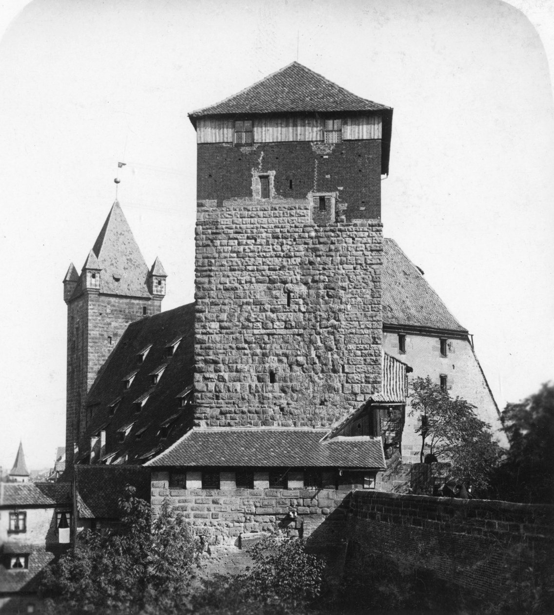 Det kvintekantede tårn Funfeckiger Thurm, Kaiserstallung, Nürnberg, Tyskland, ca. 1900-tallet. af Wurthle and Sons