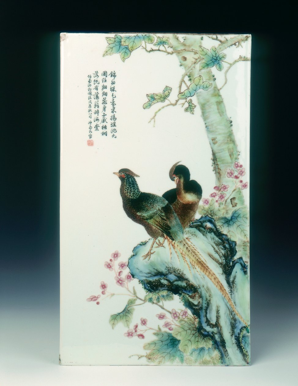 Famille rose porcelæn plakette med fasaner, Kina af Xu Zhongnan
