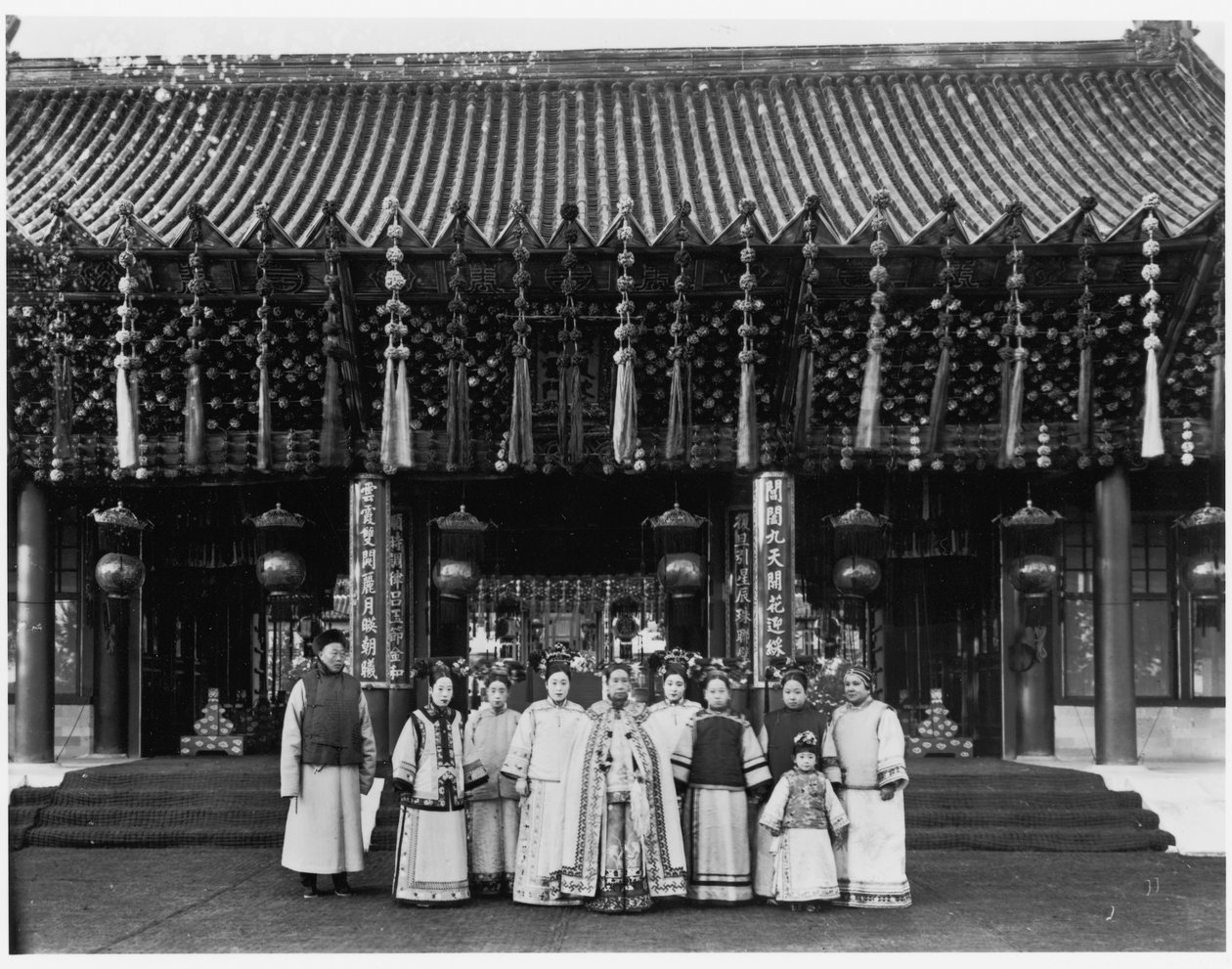 Kejserinde Dowager Cixi med ledsagere foran Paiyunmen, Sommerpaladset, Beijing, ca. 1905 (sort foto) af Xun Ling