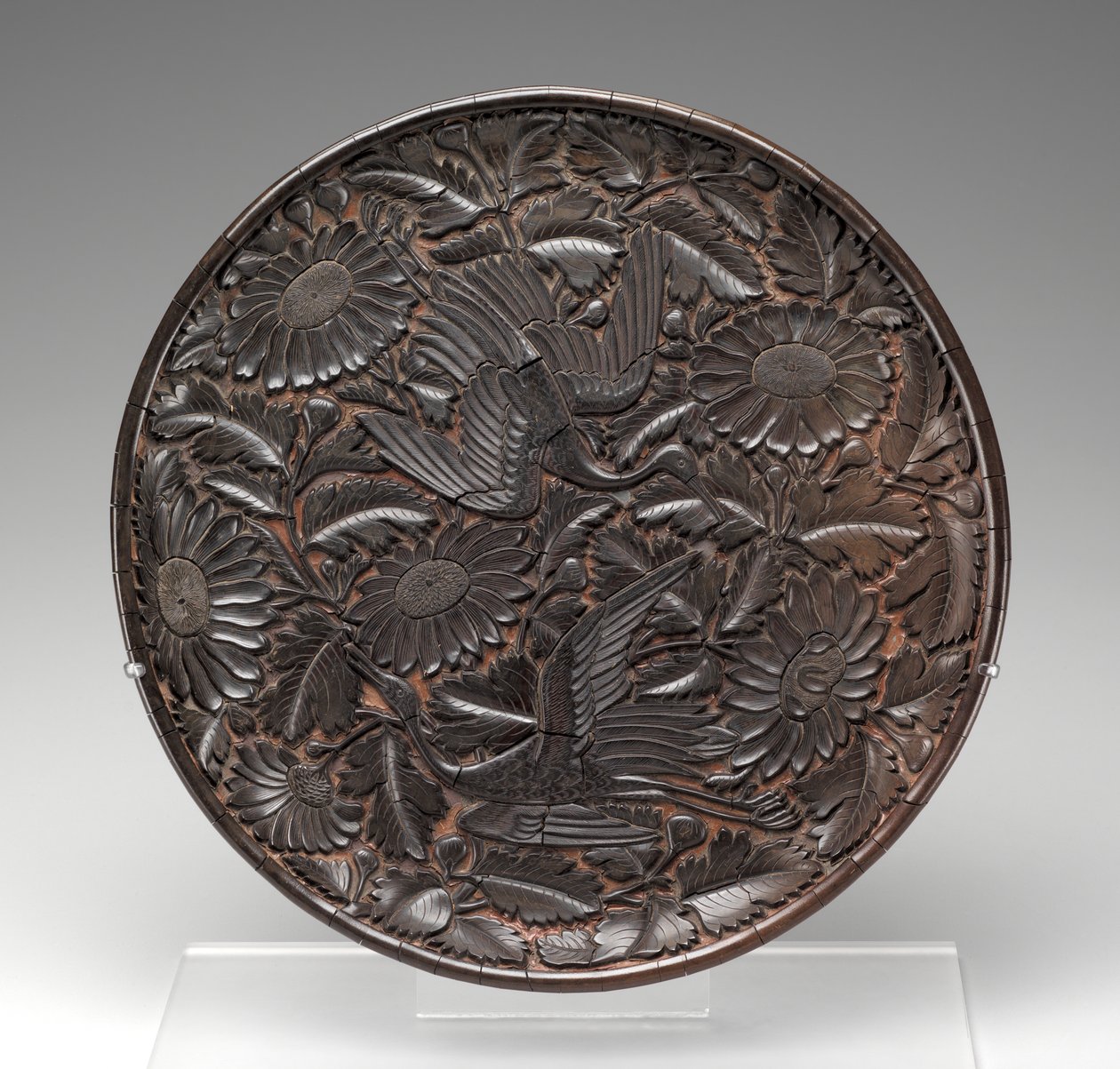 Bakke med design af kraner og krysantemum (lak på træ og stof) af Yuan Dynasty Chinese School