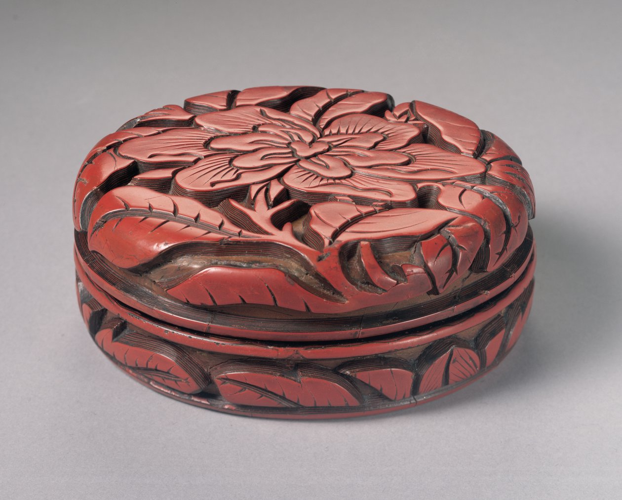 Cirkulær udskåret cinnoberkasse og låg (lakeret træ) af Yuan Dynasty Chinese School