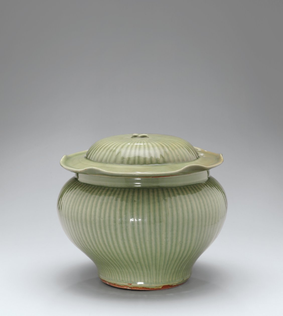 Longquan Celadon ribbet krukke og låg af Yuan Dynasty Chinese School