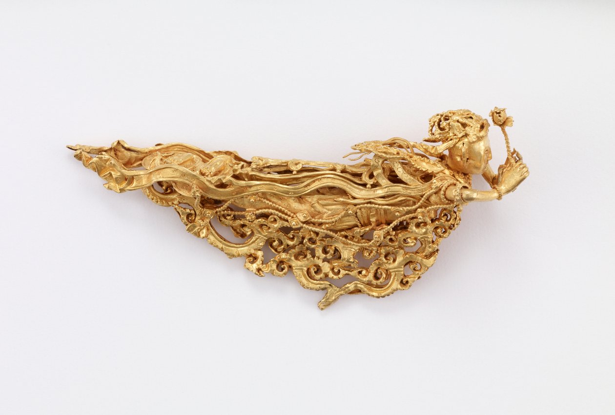 En af et par Apsaraser, buddhistiske himmelske væsener (guld) af Yuan Dynasty Chinese School