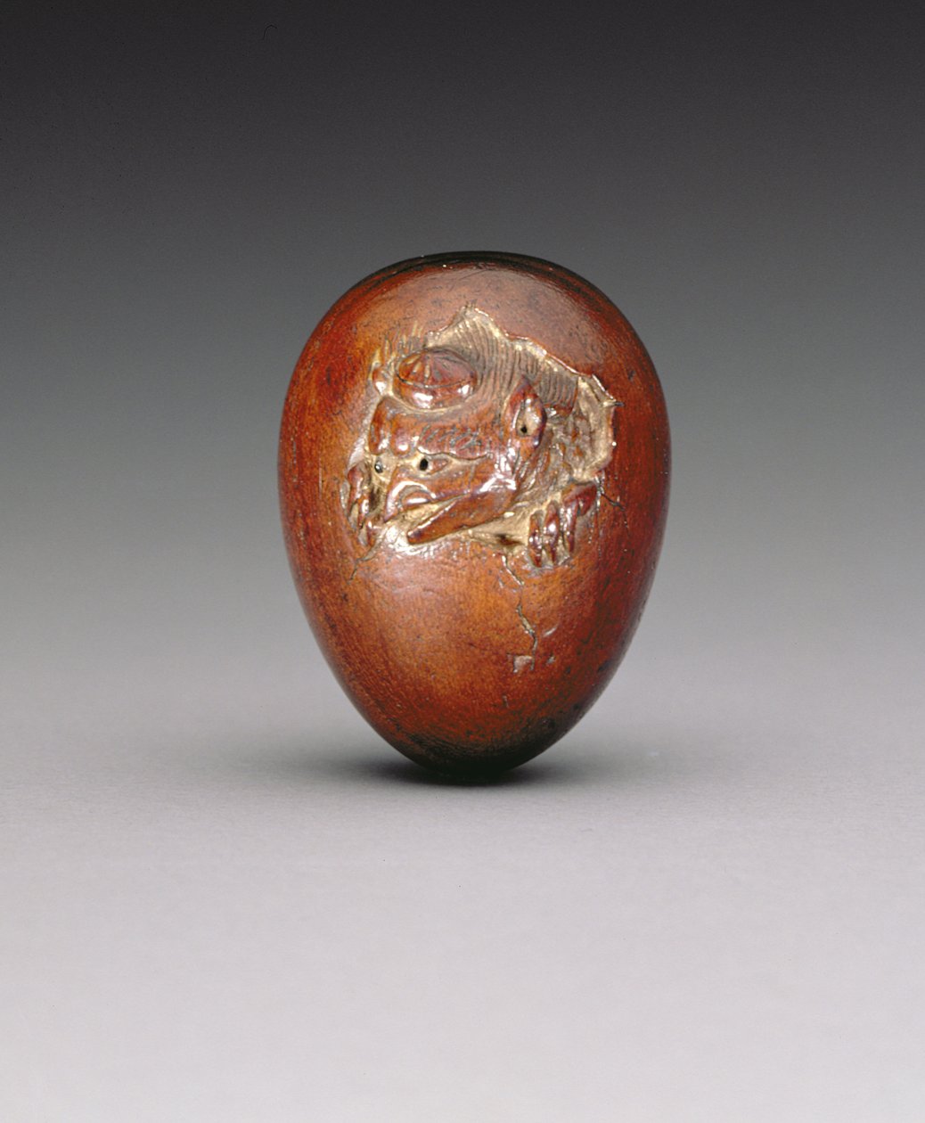 Netsuke forestiller en krage, der dukker op fra sit æg, ca. 1800-20 (blødt træ) af Yuzan
