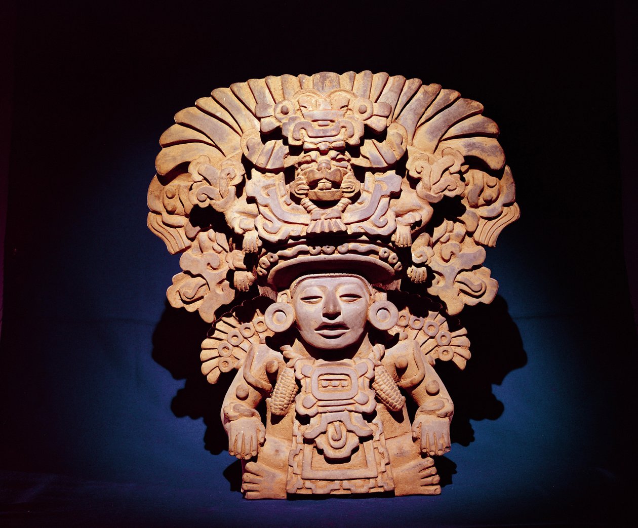 Urne, der repræsenterer en majsgud, Monte Alban III-stil (keramik) af Zapotec