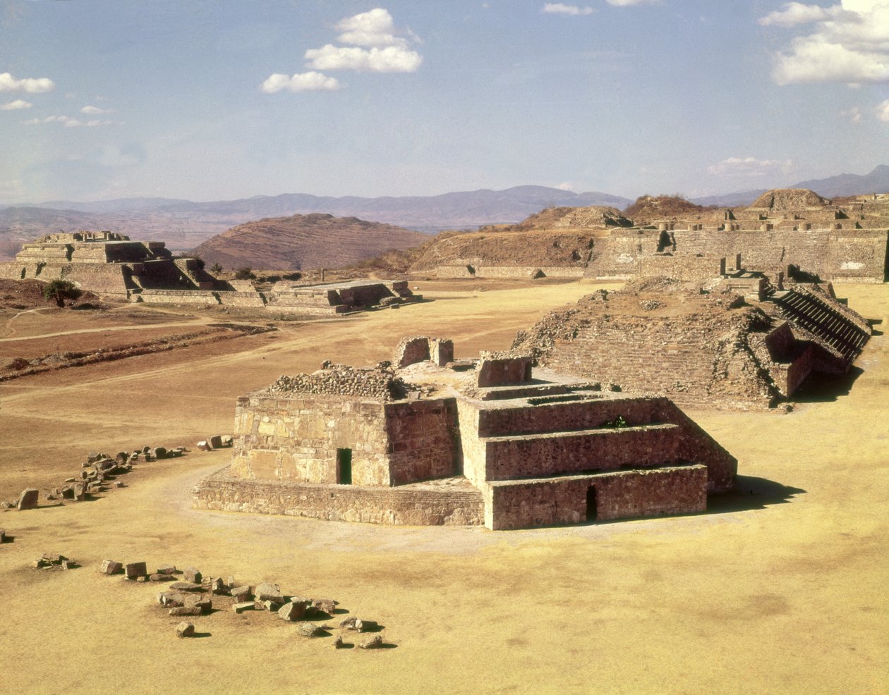 Udsigt over Mound J, bygget c.200 f.Kr af Zapotec