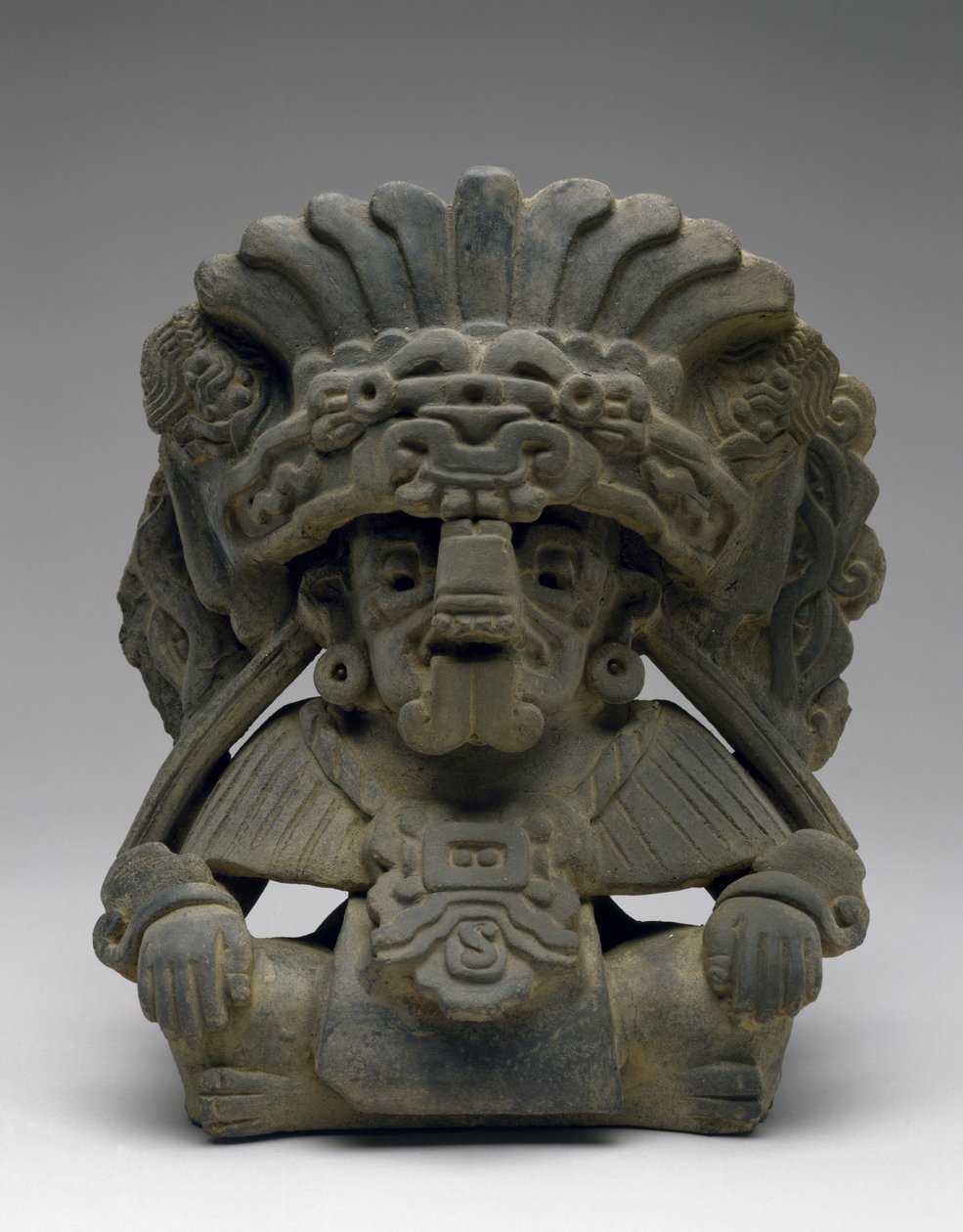 Urne med en siddende forfader, 600-900 e.Kr. (lertøj med slip) af Zapotec Zapotec