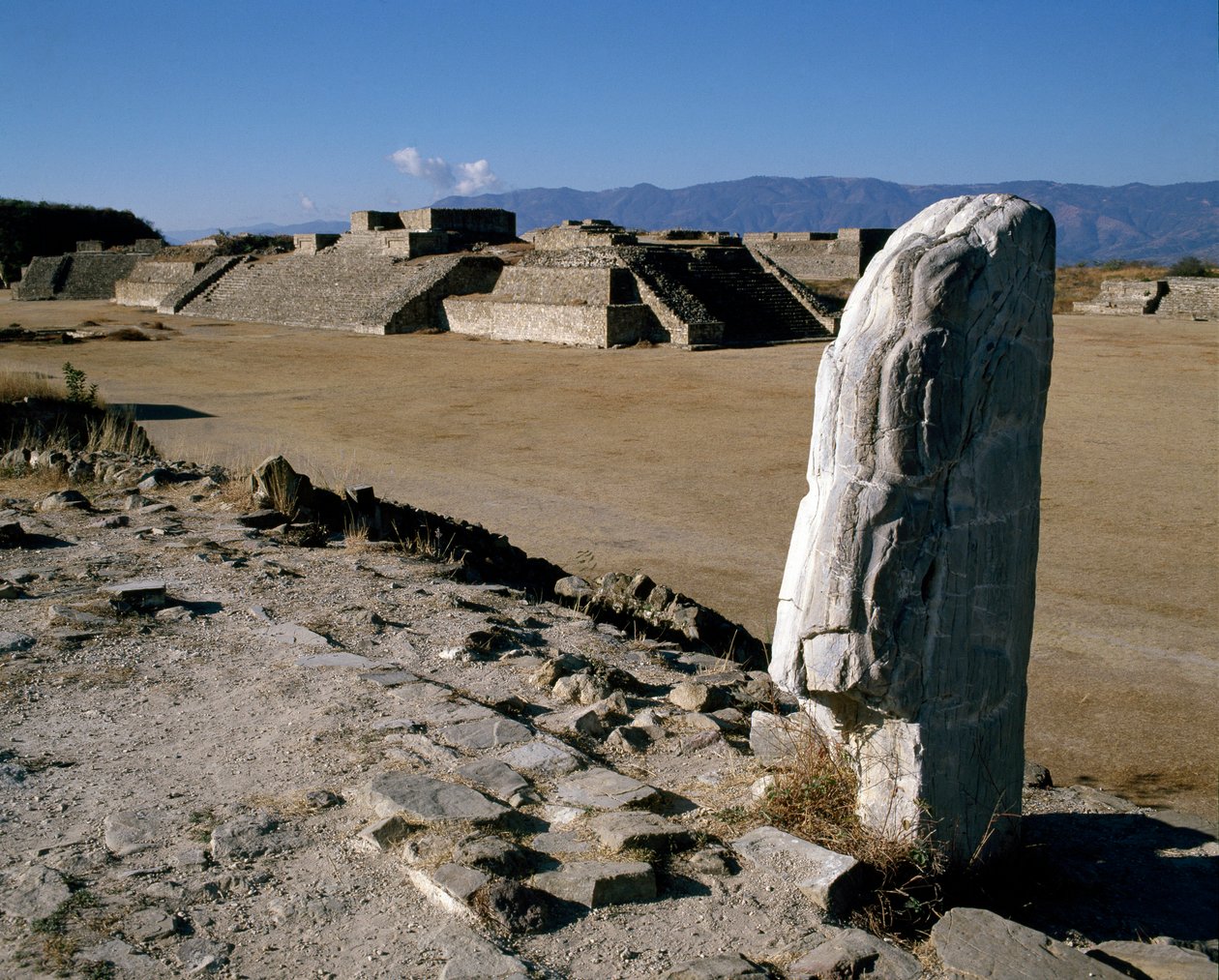 Udsigt over monumenter I, H, G af Zapotec Zapotec
