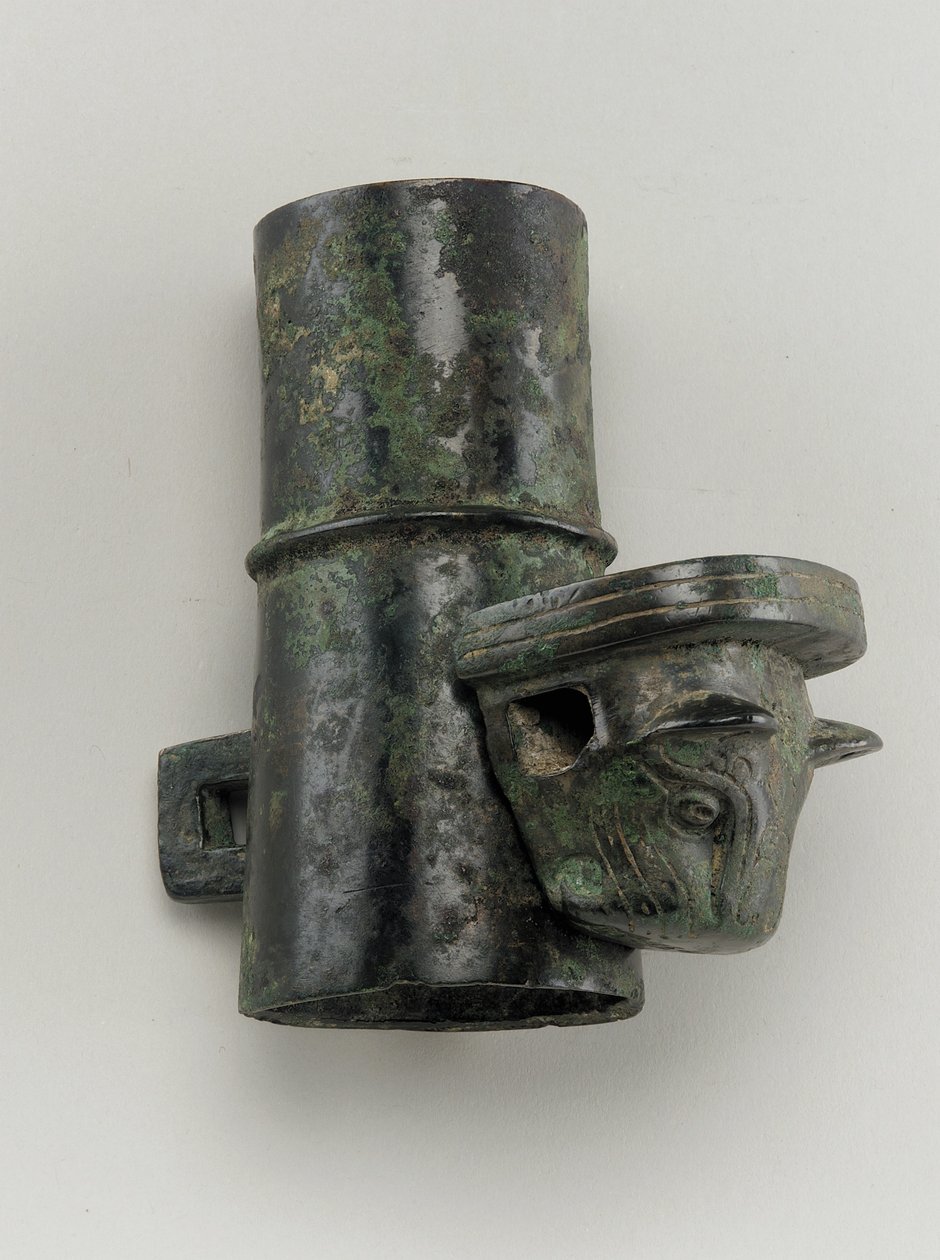 Hjulkapsel med låsestift støbt i form af et kattehoved (bronze) af Zhou Dynasty Chinese School