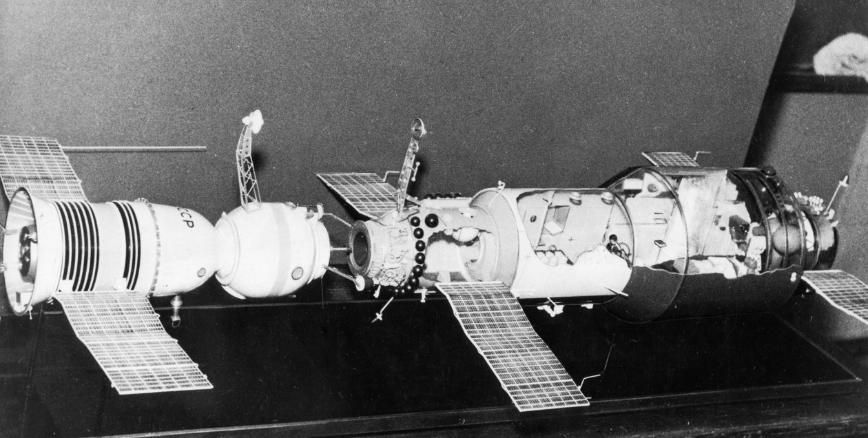 En model af Soyuz 11 forankret med rumstationen Salyut 1 af Frederick (attr. to) Barnard
