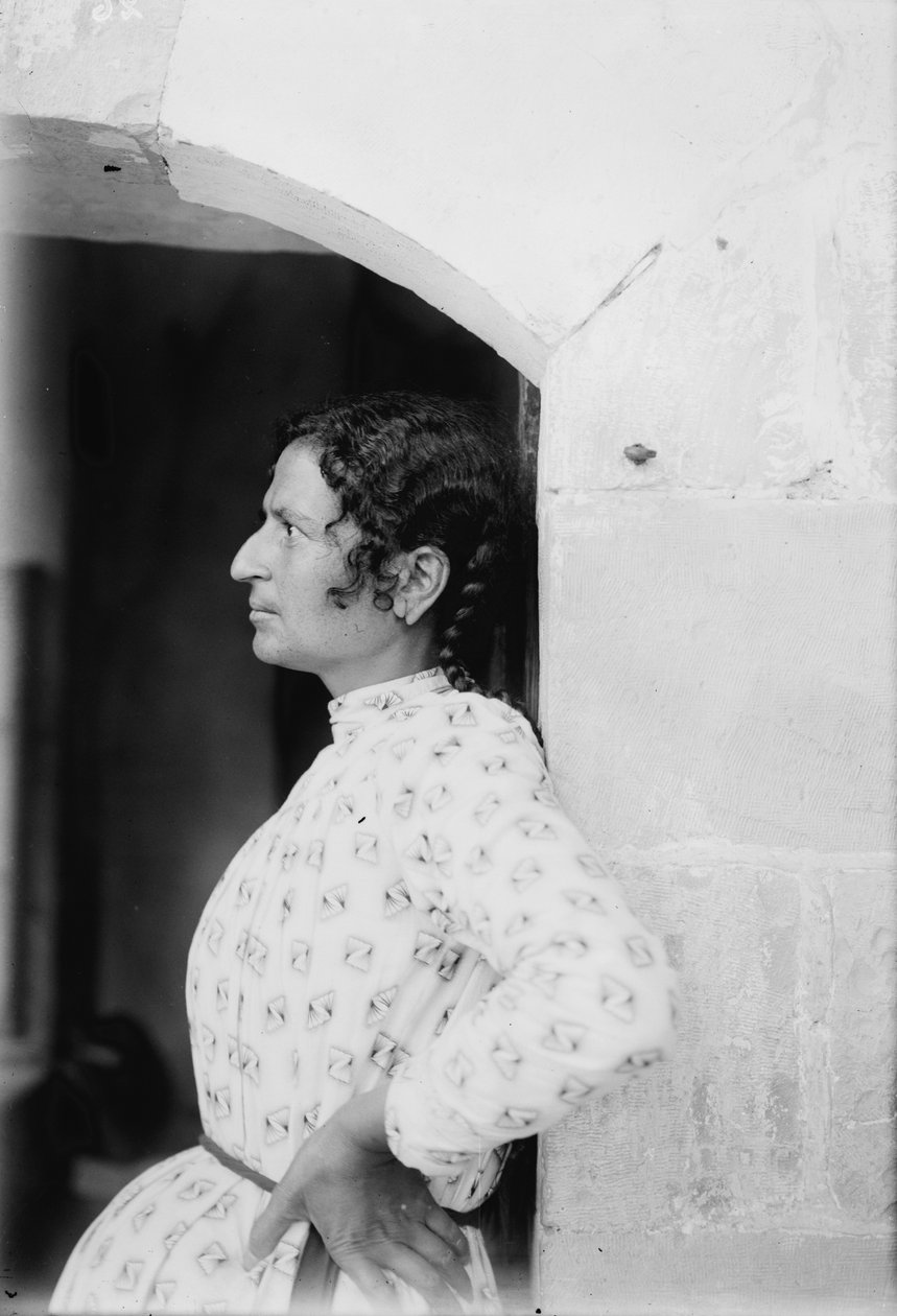 En samaritansk kvinde fra Nablus, ca. 1920 (s/h-billede) af . .