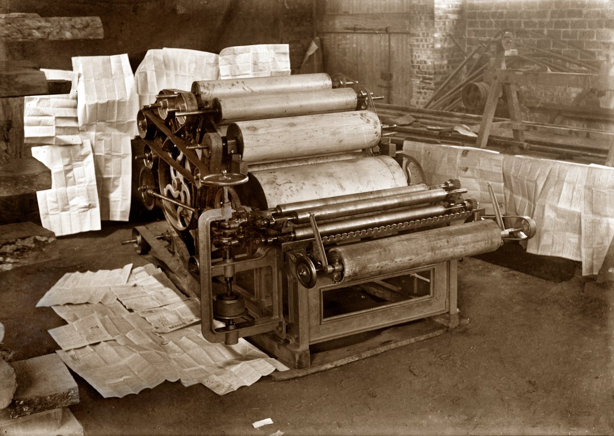 En trykpresse: rotationspresse til avistryk, ca. 1900 (s/h foto) af . .