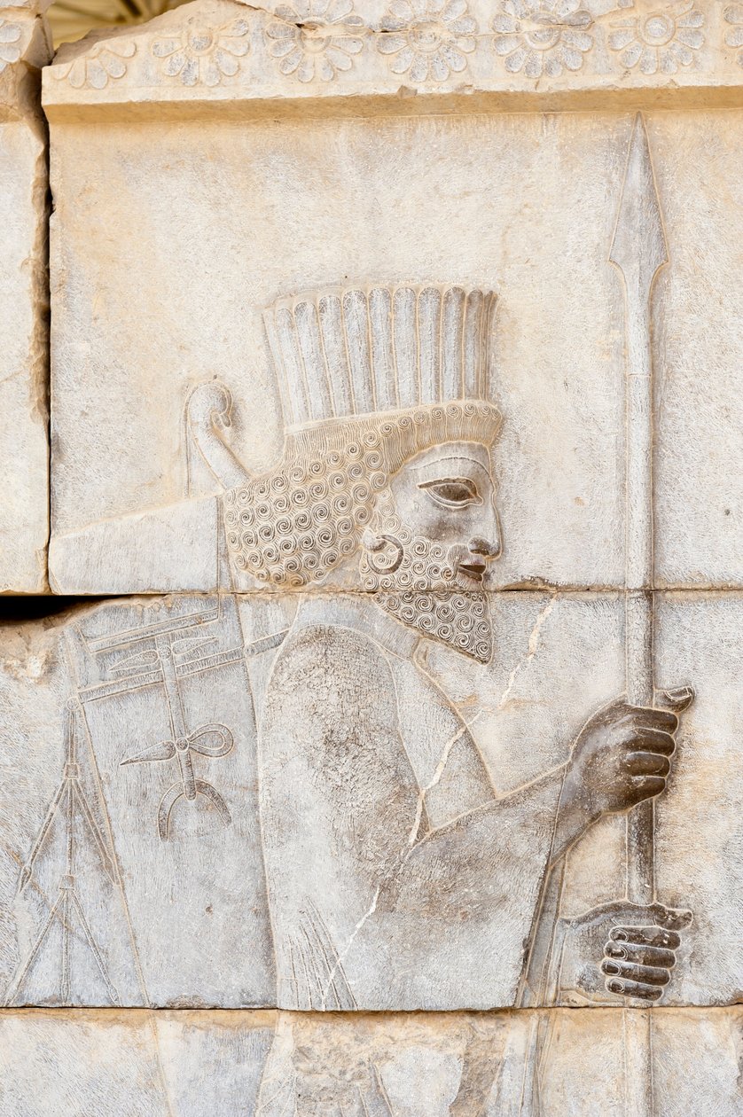 Gammelt relief af Achaemenid; persisk med lanse; soldat fra den udødelige garde på Apadana-paladset; arkæologisk sted; antikke persiske by Persepolis; UNESCOs verdensarvsliste; Fars-provinsen; Iran; Asien af Frederick (attr. to) Barnard