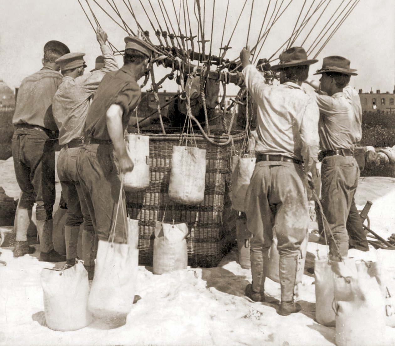 Fastgøring af sandsække til kurven af en ballon, Fort Myer, USA af Hippolyte Lalaise Devéria
