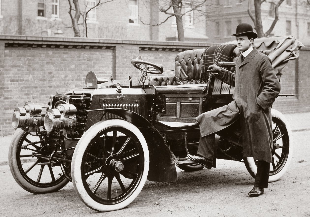 C S ruller stående ved siden af en 20 hk Panhard motorvogn af Ferdinand Georg Waldmuller