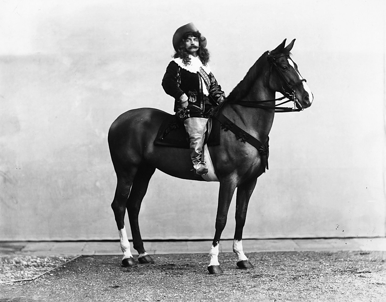 Kaptajn Bonaini iført et kostume fra det 17. århundrede, fotograferet på hesteryg af Henry Charles Fehr