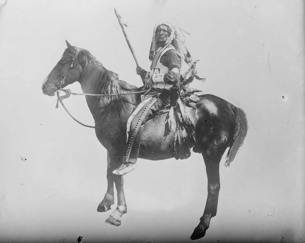 Chief Deep Sky-Indian rejst på hest, ca. 1900 (s/h foto) af . .