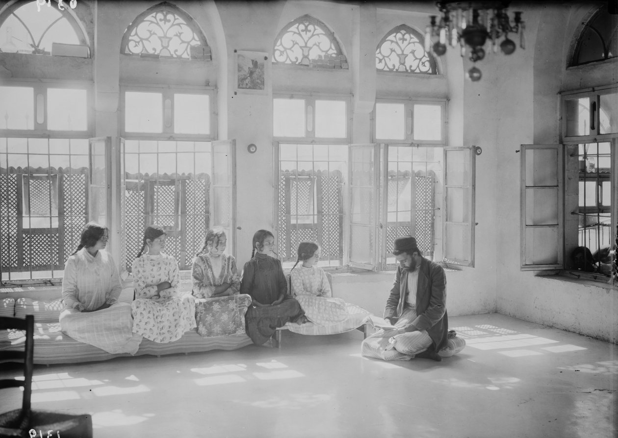Børn og lærer på en samaritansk skole i Nablus, ca. 1920 (s/h-billede) af . .