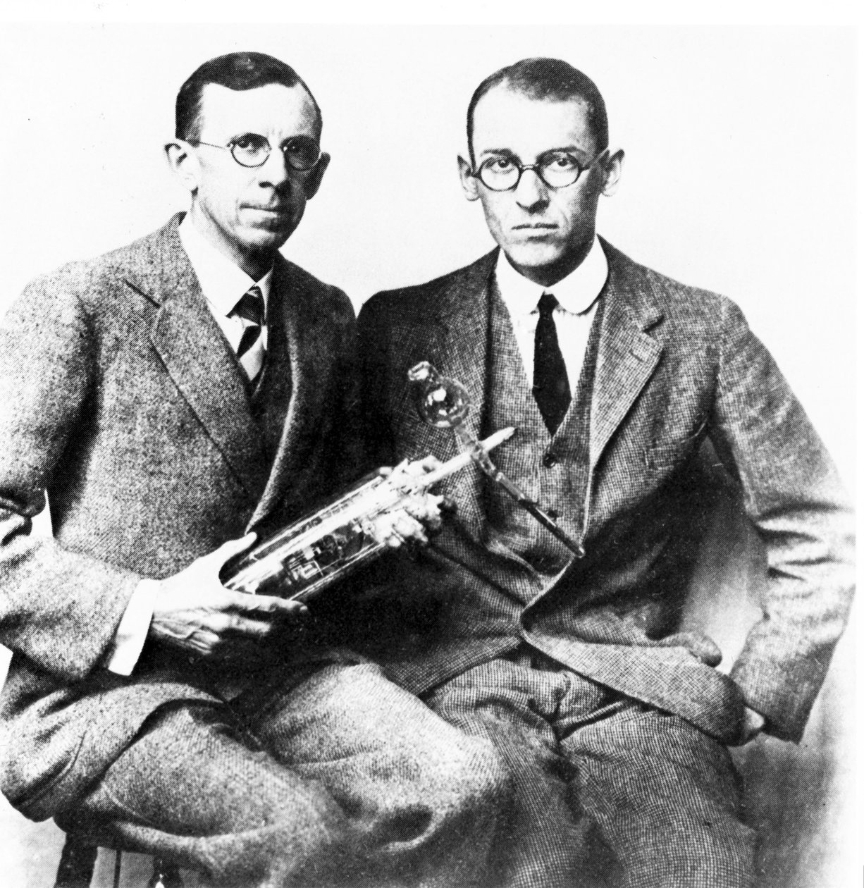 Clinton J Davisson og Lester H Germer, amerikanske fysikere, ca 1927 af Frederick (attr. to) Barnard