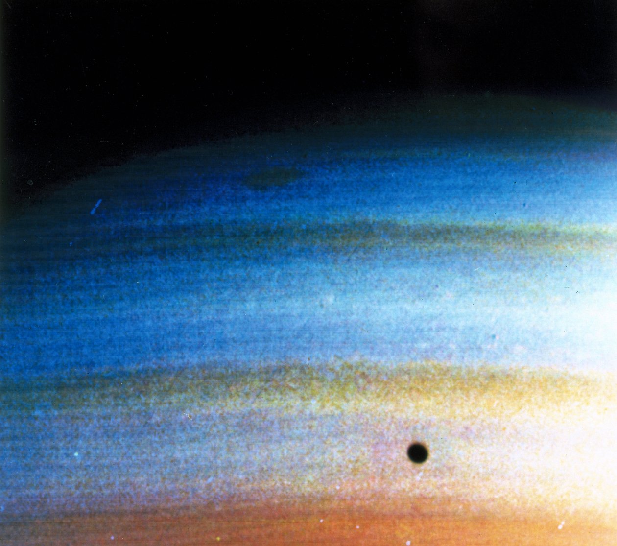 Skymønstre på Saturn, fotograferet af Voyager 1 af Frederick (attr. to) Barnard