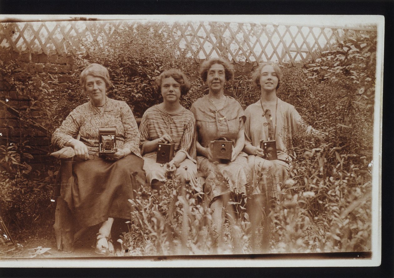 Fire kvinder med Kodak-kameraer, herunder Brownie-kameraer, ca. 1900-tallet af Frederick (attr. to) Barnard