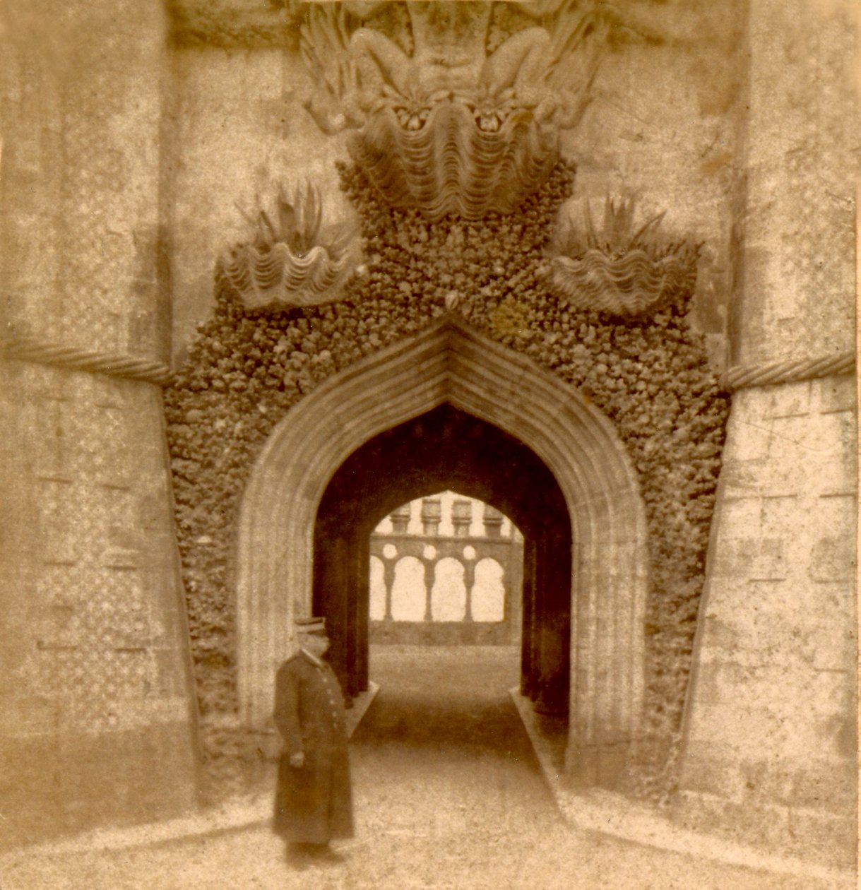 Vagt uden for indgangen til Palace of Pena (Palacio da Pena), Sintra, Lissabon, Portugal ca. 1888 (foto) af Frederick (attr. to) Barnard