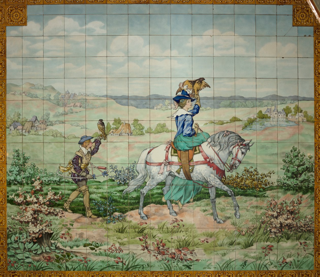 Indvendigt billede, flisepanel, maler Furcy Ernest Tondeur, eksekutor Boch Frères La Louvière, andet panel, jagtscene med en adelsmand og en adelskvinde med falke af . .